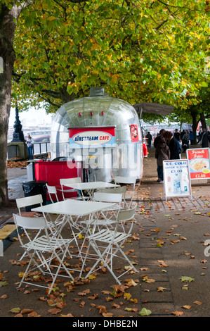 L'air Cafe sur la rive sud, à Londres, à l'automne ou à l'automne. Banque D'Images