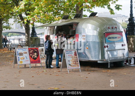 L'air Cafe sur la rive sud, à Londres, à l'automne ou à l'automne. Banque D'Images