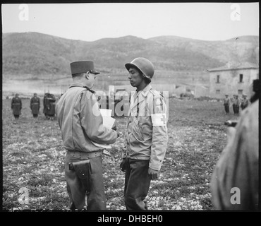 Pvt. Jonathan Hoag...d'un bataillon chimique, est décerné la Croix de Guerre par le général Alphonse Juin, commandant Gene 531182 Banque D'Images