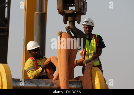 L'exploitation minière en Afrique. Levage grue d'équipement minier Banque D'Images