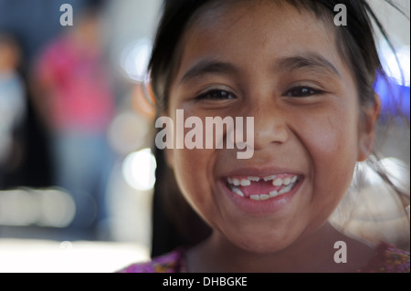 Fille guatémaltèque sourit à Tierra Linda, Solola, Guatemala. Banque D'Images