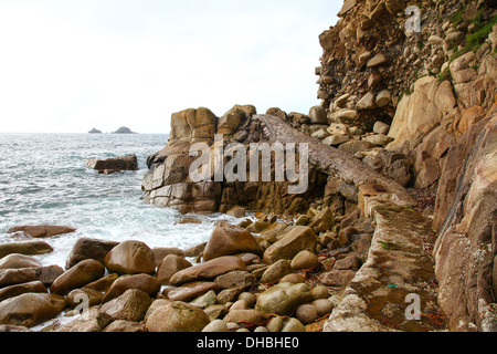 La mer et la falaise des roches en Cot Valley Porth Nanven près de St Just West Cornwall England UK Banque D'Images