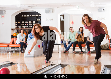 L'homme et la femme jouant dans Bowling Banque D'Images