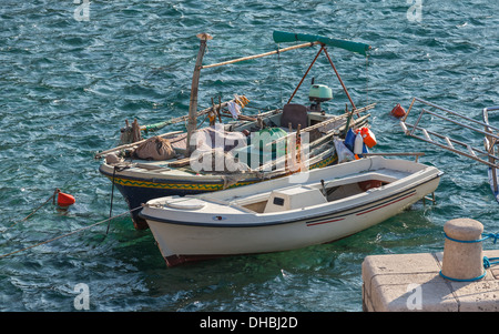 Deux bateaux de pêche en bois rester amarré dans la ville de Petrovac, Monténégro Banque D'Images