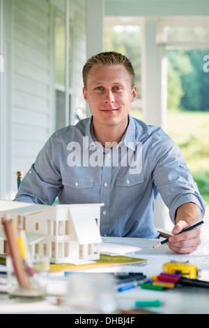 Une cuisine de la ferme. Un modèle d'une maison sur la table. La conception d'une maison. Banque D'Images