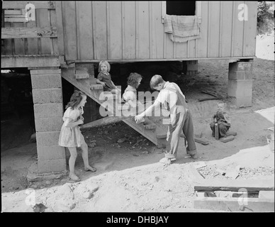 Enfants jouant. Certaines maisons ont été soulevé et fondation parpaing posts installé il y a plusieurs années... 540989 Banque D'Images