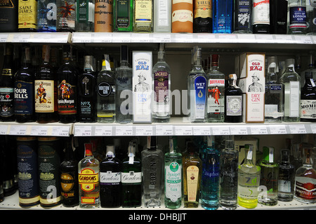 Les boissons alcoolisées vu sur un stand de supermarché à Majorque, Espagne Banque D'Images