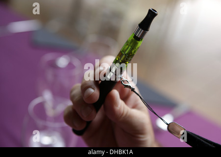 Un homme tient sa cigarette électronique utilisé à Palma de Majorque, Espagne Banque D'Images