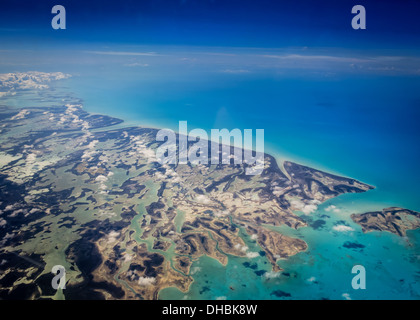 Vue aérienne des îles tropicales et des récifs coralliens Banque D'Images