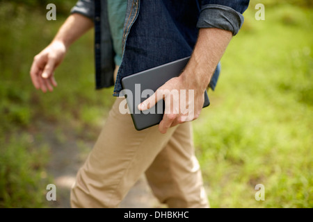 Un agriculteur travaillant dans ses champs, dans l'État de New York, USA. Banque D'Images