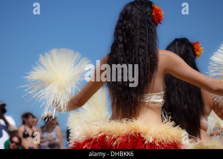 Les femmes en robes hula hawaïennes traditionnelles dansent sur la plage au UCSD cancer Center Luau et à la compétition de surf Longboard Invitational Banque D'Images