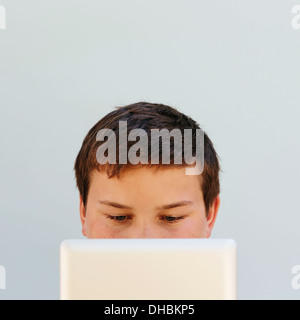 Portrait d'un adolescent à l'aide d'une tablette numérique. Banque D'Images