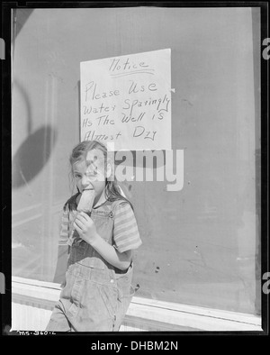 Fille de mineur devant le magasin de la compagnie. Calumet Fuel Company, Delcarbon 5E2 Mine, Delcarbon, Huerfano Comté... 540371 Banque D'Images