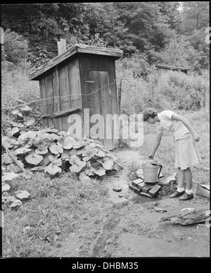 Fille d'Archie Isreal, mineur, obtenir de l'eau. Le Frêne rouge Raven Coal Company, n° 2, Raven, Tazewell County... 541126 Banque D'Images