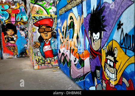 Londres, Angleterre, Royaume-Uni. Théâtre National Undercroft - espace sous le bâtiment utilisé pour le skate. Le Graffiti Banque D'Images