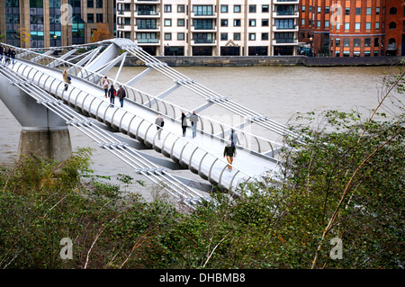 Londres, Angleterre, Royaume-Uni. La passerelle du millénaire de Londres (juin 2000) la suspension en acier pont sur la Tamise, vu à partir de la rive sud Banque D'Images