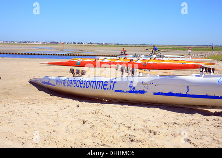 Les canots et kayakes sur plage de la Baie de la Somme, Quai Jeanne d'Arc, St Valery Sur Somme, Somme, Picardie, France Banque D'Images