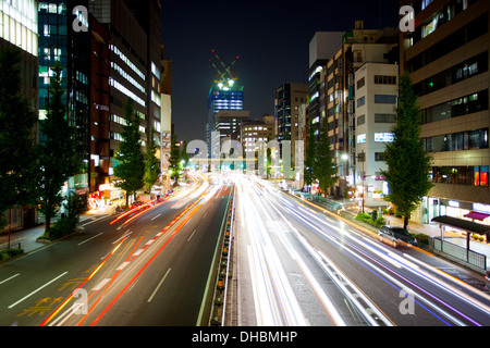 Photo de nuit de Tokyo montrant les bâtiments et flou de lumière Banque D'Images