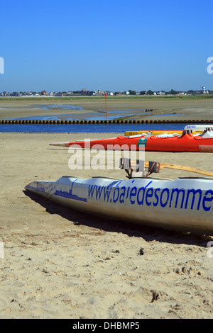 Les canots et kayakes sur plage de la Baie de la Somme, Quai Jeanne d'Arc, St Valery Sur Somme, Somme, Picardie, France Banque D'Images