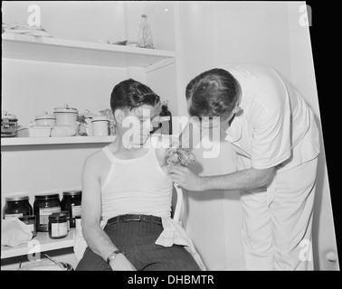 Le Dr Tillou Henderson dressing un moignon. John Castors, un mineur, travaillant pour la société Pocahontas, à l'Amonate... 541102 Banque D'Images