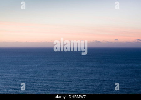 La vue sur l'océan depuis la côte à Big Sur, sur la côte californienne. Banque D'Images