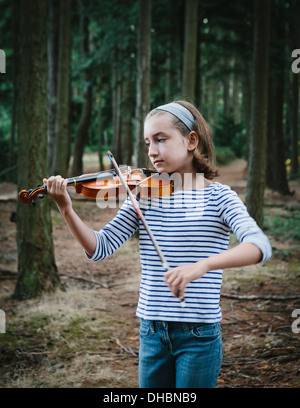 Une fillette de dix ans à jouer du violon dans Discovery Park, Seattle. Banque D'Images