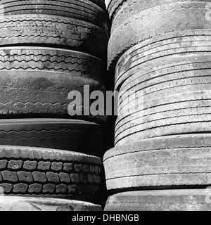 Près d'une pile de vieux pneus usés jetés automobile, près de Wendover dans l'Utah. Banque D'Images