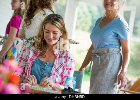 Une fête familiale dans une ferme à la campagne dans l'État de New York. Les adultes et les enfants. Banque D'Images