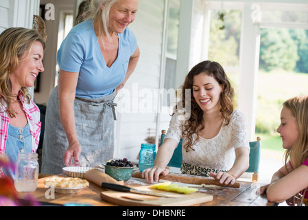 Ferme à la campagne dans l'État de New York. Quatre générations de femmes d'une même famille baking cookies et tarte aux pommes. Banque D'Images