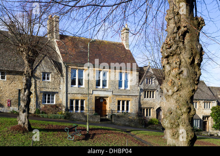 Chilly winter sunshine sur le pittoresque des maisons qui bordent la colline à Burford, Cotswolds, Oxfordshire, England, UK Banque D'Images