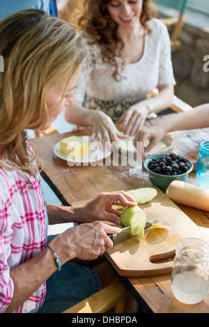 Ferme à la campagne dans l'État de New York. Quatre générations de femmes d'une même famille baking cookies et tarte aux pommes. Banque D'Images