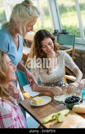 Ferme à la campagne dans l'État de New York. Quatre générations de femmes d'une même famille baking cookies et tarte aux pommes. Banque D'Images