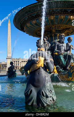 Détails d'une belle fontaine, Place de la Concorde à Paris. L'Obélisque et de la rue royal peut être vu dans l'arrière-plan. Banque D'Images