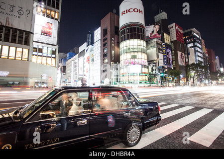 Photo de nuit de Tokyo montrant les bâtiments et flou de lumière Banque D'Images
