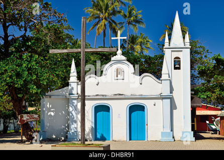 Brésil : Bahia, petite église de style colonial Sao Francisco do Litoral à Praia do Forte Banque D'Images