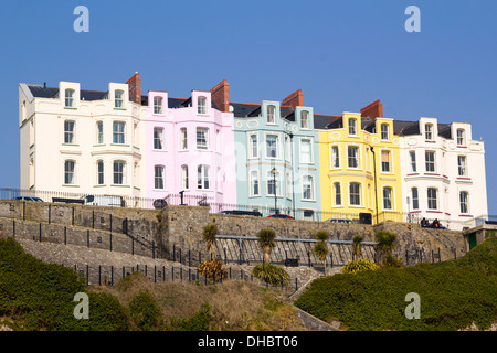 Façades de l'hôtel de couleurs pastels dans une rangée en terrasse sur l'Esplanade de Tenby, Pembrokeshire, Pays de Galles, Royaume-Uni Banque D'Images