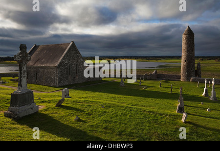 L'église de l'Ouest et la Tour Ronde, le monastère de Clonmacnoise sur la rivière Shannon, comté d'Offaly, Irlande Banque D'Images