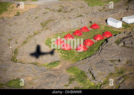 Ombre de petit avion et tentes, le lac Myvatn, l'Islande Banque D'Images