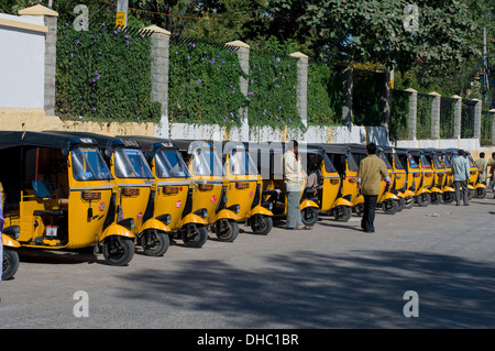 Pousse-pousse (Tuk Tuks) alignés à l'extérieur de Prashanti Nilayam, le havre de paix de la fin du Sri Sathya Sai Baba, en attente d'entreprise. Banque D'Images