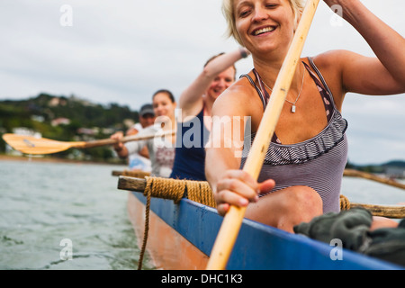 Pagayer sur un Waka dans la Bay of Islands, Nouvelle-Zélande Banque D'Images