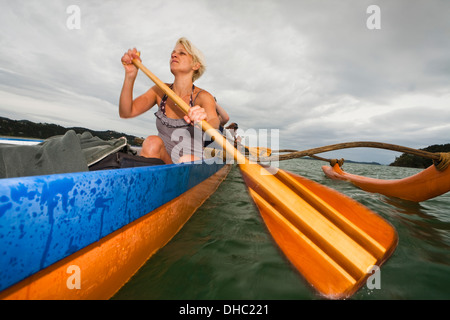 Pagayer sur un Waka dans la Bay of Islands, Nouvelle-Zélande Banque D'Images