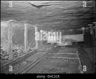 Harry Fain est photographié en train de charger du charbon à partir d'une épaisse veine de charbon à Inland Steel Company à Wheelwright, reflétant l'industrie minière de la région. Banque D'Images
