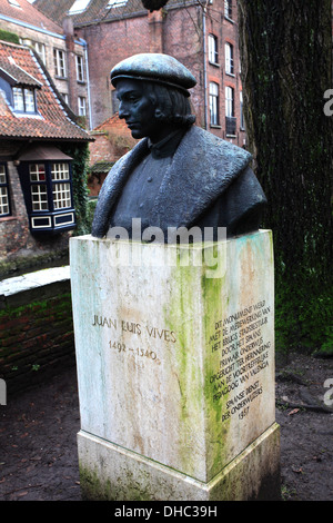 Juan Luis Vives statue, Bruges, Flandre occidentale, ville flamande de Belgique. Banque D'Images