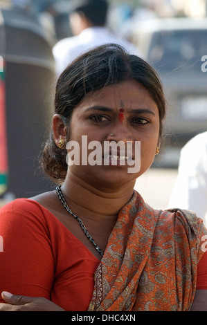 Village du sud de l'Inde femme en sari rouge et orange avec des yeux sacré tilac (Siva) sur son front Puttaparthi Jodhpur Inde Banque D'Images