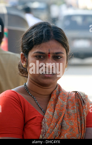 Village du sud de l'Inde femme en sari rouge et orange avec des yeux sacré tilac (Siva) sur son front Puttaparthi Jodhpur Inde Banque D'Images