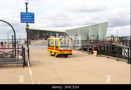 12/10/2013 Entraînement de l'équipage de sauvetage passé le Pavillon Royal sur la jetée de Southend. Banque D'Images