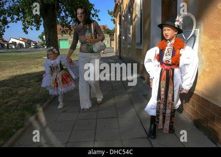 Les enfants en costumes folkloriques Blatnice Pod Svatým Antonínkem, Moravie du Sud, République Tchèque, Europe Banque D'Images