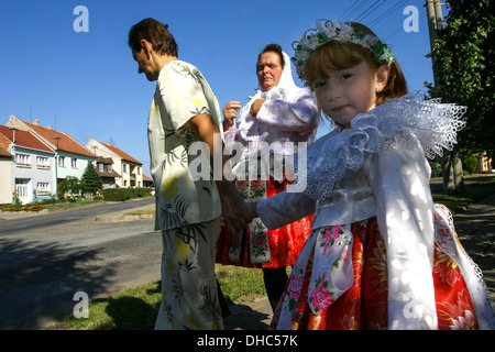 Petite fille avec sa grand-mère en costume traditionnel Blatnice Pod Svatým Antonínkem, Moravie du Sud, République Tchèque, Europe Banque D'Images