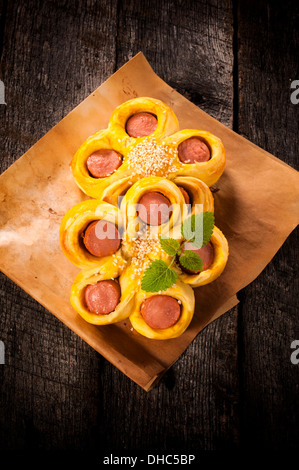 Mini rouleaux de saucisses dans la pâte du dessus Banque D'Images