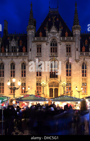 Les étals du marché de Noël, la ville de Bruges, Flandre occidentale, région flamande de Belgique. Banque D'Images